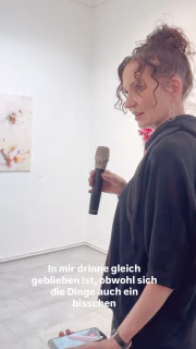 Ein persönlicher Moment bei der Vernissage gestern.
Im Rahmen der NEUaufnahmen 2026 durfte ich über meine künstlerische Arbeit, meine Bildwelten und die Gedanken hinter meinen Werken sprechen.
🇺🇸🇬🇧
A personal moment from yesterday’s opening.
As part of NEUaufnahmen 2026, I had the opportunity to talk about my artistic practice, my visual worlds and the ideas behind my work.
📍 Galerie GEDOK Berlin
Suarezstraße 57, 14057 Berlin
🗓 28.08.–13.09.2026
⏰ Wed–Sun, 2–6 pm
Come by and discover the diverse artistic positions of the six artists featured in this year’s NEUaufnahmen.
#GEDOKBerlin #Neuaufnahmen2026 #ContemporaryArt #MixedMediaArt BerlinArt#