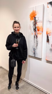 A wonderful opening night at the exhibition *Fragments / Dysfunction* at the GEDOK Berlin.
The evening was enriched by an insightful introduction from curator Dr. Andrea-Martina Reichel, opening up the many layers and perspectives within the show. Numerous visitors experienced — and continue to experience — a compelling mix of artistic interpretations, ranging from painting and photography to sculpture and video art.
✨ Take the chance to visit the exhibition and discover the works in person.
📍 Suarezstraße 57, Berlin
🗓 Exhibition: March 27 – May 10, 2026
🕒 Opening hours: Wed–Sun, 2–6 pm
🎤 Artist Talk: April 19, 2026, 3 pm
🥂 Finissage: May 10, 2026, from 4 pm
#artexhibition #berlinart #openingreception #womenartists #walzart