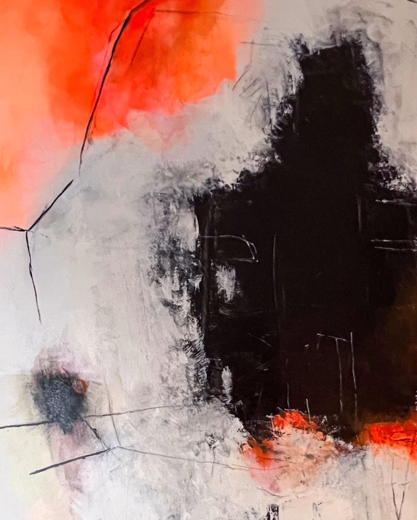 Blazing Quiet – Original abstraktes Acrylgemälde mit flammenden Neonorange und starken Kontrasten im Großformat von Christina Eva Walz