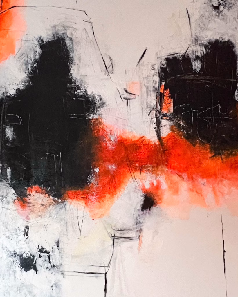 Blazing Quiet – Original abstraktes Acrylgemälde mit flammenden Neonorange und starken Kontrasten im Großformat von Christina Eva Walz