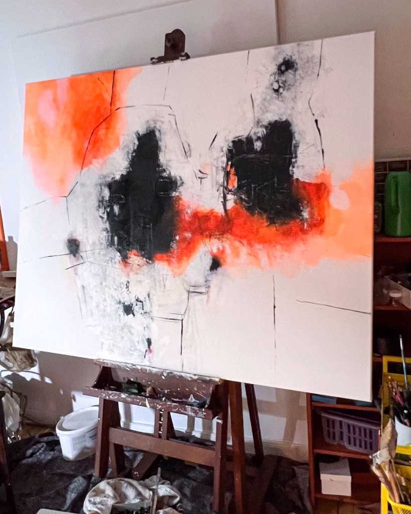 Blazing Quiet – Original abstraktes Acrylgemälde mit flammenden Neonorange und starken Kontrasten im Großformat von Christina Eva Walz