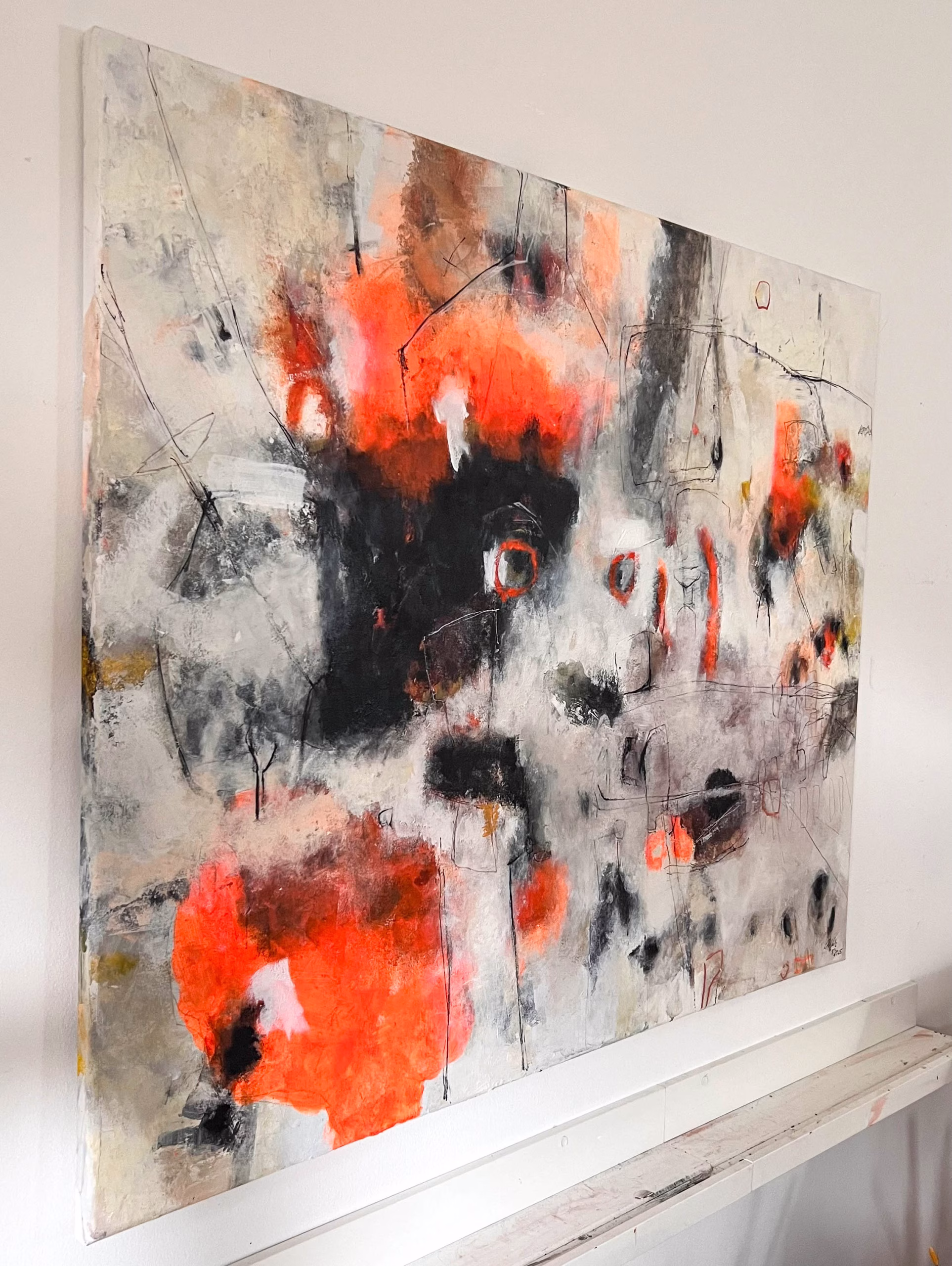 Abstraktes Originalgemälde „Can You Hear Them Sing?“ (100 × 80 cm) in Rot, Schwarz und Grau – Acryl und Mixed-Media von Christina Eva Walz.