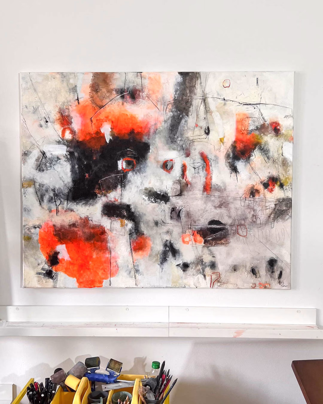 Abstraktes Originalgemälde „Can You Hear Them Sing?“ (100 × 80 cm) in Rot, Schwarz und Grau – Acryl und Mixed-Media von Christina Eva Walz.