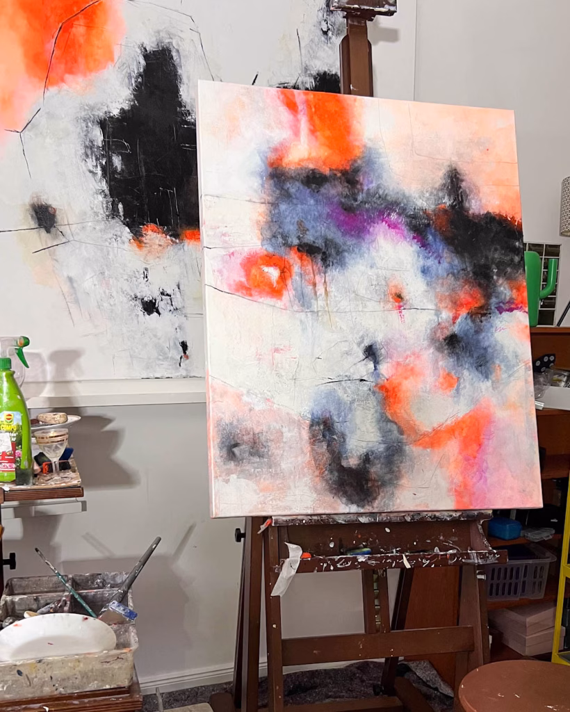 „Glowing Echoes“ Abstrakte Mixed-Media-Kunst von Christina Eva Walz, 80 x 100 x 4,5 cm