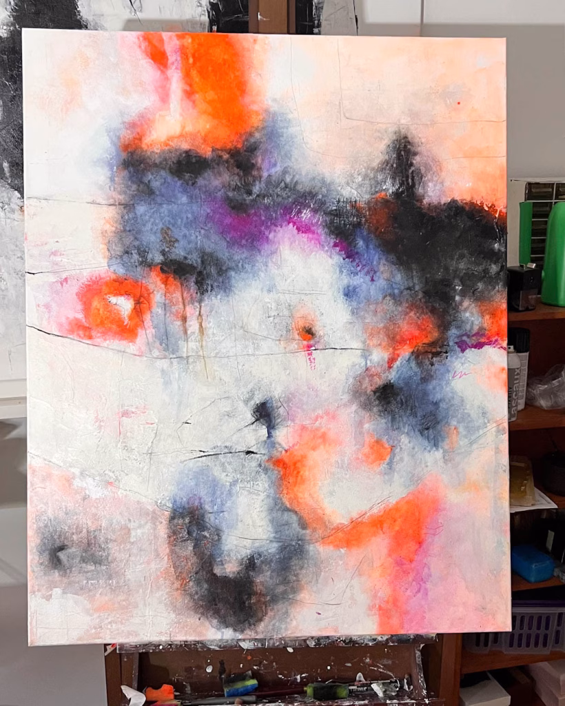 „Glowing Echoes“ Abstrakte Mixed-Media-Kunst von Christina Eva Walz, 80 x 100 x 4,5 cm