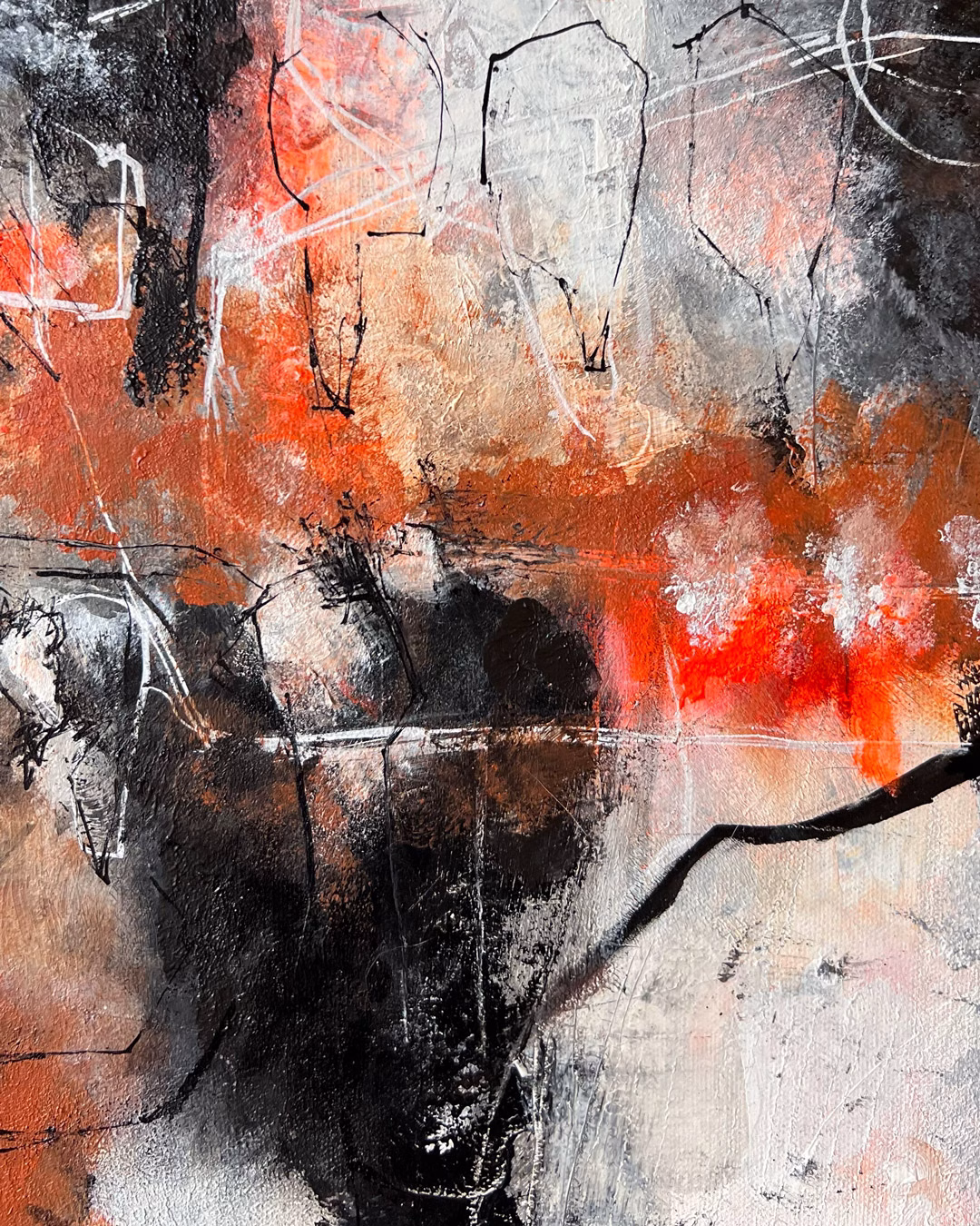 Abstraktes Acrylgemälde „Dramatic Garden“ (120 × 40 cm) in leuchtendem Orange, Schwarz und Weiß von Christina Eva Walz – Mixed-Media-Kunstwerk.