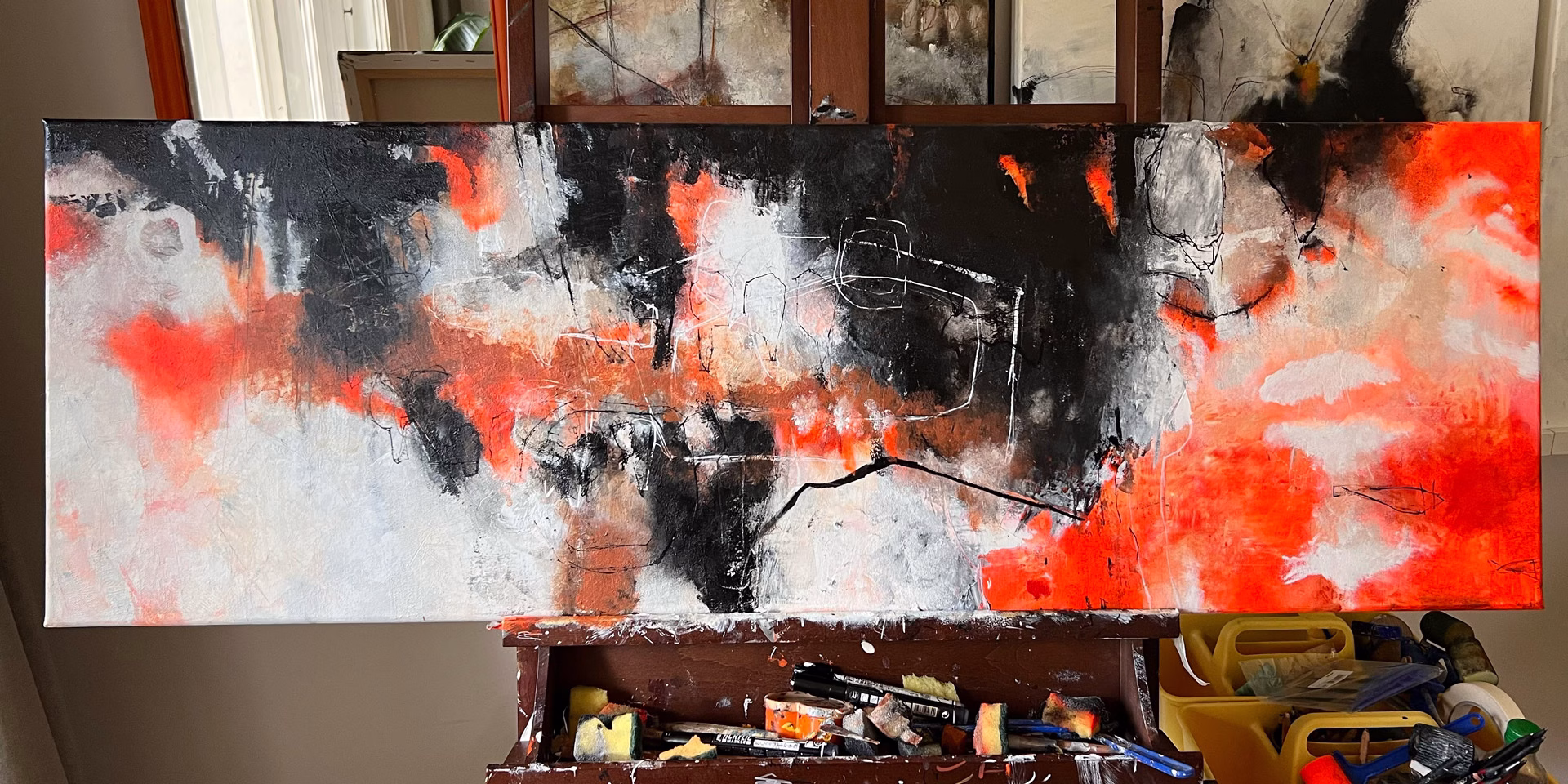 Abstraktes Acrylgemälde „Dramatic Garden“ (120 × 40 cm) in leuchtendem Orange, Schwarz und Weiß von Christina Eva Walz – Mixed-Media-Kunstwerk.