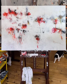 My last painting from 2025 was a long process with many layers, much struggle, and a long development time. 👩🏻‍🎨🎨
„Flying Thoughts“ captures those moments when the mind drifts freely — restless, intuitive, unfiltered. Layers of marks and textures move across the surface like fleeting ideas, appearing and dissolving at the same time. 🖌️
This painting invites you to slow down, wander, and find your own thoughts reflected within it. A piece meant to live with you, not just hang on a wall.
90 × 130 cm (35.4 × 51.2 inches)
If this work speaks to you, feel free to message me for availability and details.
#artforthesoul #walzart #BerlinArtist #MixedMediaPainting #AbstractArt