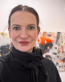 Showing your work is never just logistics — it is a quiet act of courage.

Every exhibition asks artists to step forward, to reveal what was once private, to let their work stand in the open, unfiltered.

Art needs resonance. It asks for time, devotion, energy, and resources — and it also needs people who look closely, feel something, and carry the encounter with them. Exhibitions create these moments: spaces where artworks can be experienced live, where conversations begin, and where artists and viewers sometimes meet face to face.

Artists without resonance are like plants without water.
That is why exhibitions matter — for those who create, and for those who wish to live surrounded by art.

Visit the current GEDOK exhibition and experience the works in person.

🇩🇪
Seine Werke zu zeigen ist nie nur Organisation — es ist auch ein leiser Akt des Mutes.

Jede Ausstellung fordert Künstler*innen auf, einen Schritt nach vorn zu treten, das einst Private sichtbar zu machen und ihre Arbeiten ungefiltert im öffentlichen Raum stehen zu lassen.

Kunst braucht Resonanz. Sie verlangt Zeit, Hingabe, Energie und Ressourcen — und sie braucht Menschen, die hinschauen, etwas fühlen und diese Begegnung weitertragen. 

Ausstellungen schaffen genau diese Momente: Räume, in denen Kunstwerke unmittelbar erlebt werden können, in denen Gespräche entstehen und in denen man den Kunstschaffenden manchmal persönlich begegnet.

Künstler*innen ohne Resonanz sind wie Pflanzen ohne Wasser.

Darum sind Ausstellungen so bedeutend — für diejenigen, die Kunst schaffen, ebenso wie für jene, die ihr Leben mit Kunst umgeben möchten.

Besucht die aktuelle GEDOK-Ausstellung und erlebt die Arbeiten vor Ort.

#contemporaryart #artexhibition #gedok #walzart femaleartist